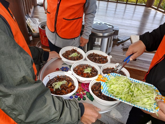 돌봄서비스 이용자 스스로 짜장면 봉사하기사진